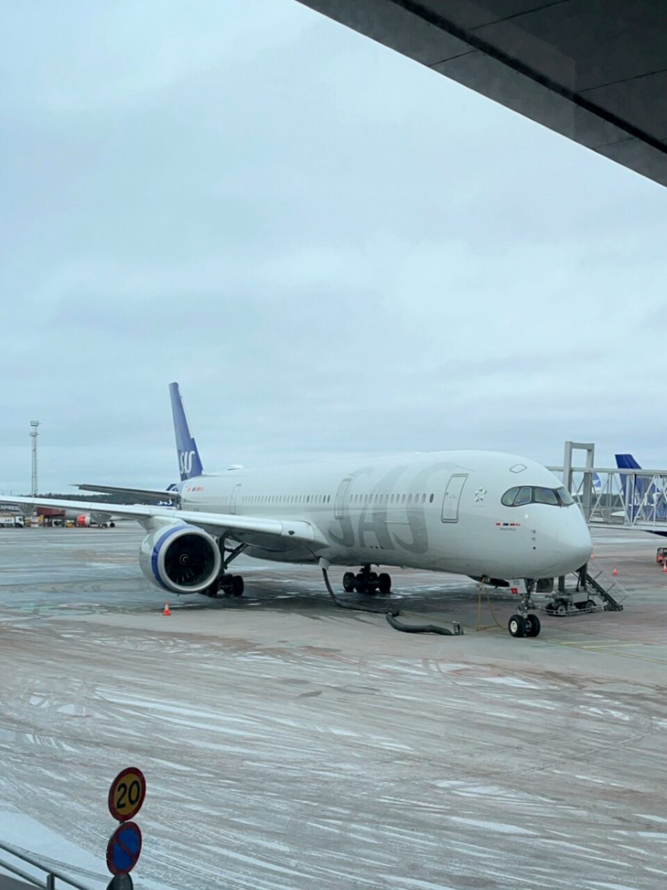 Stort fly står parkert på flyplassen. Foto