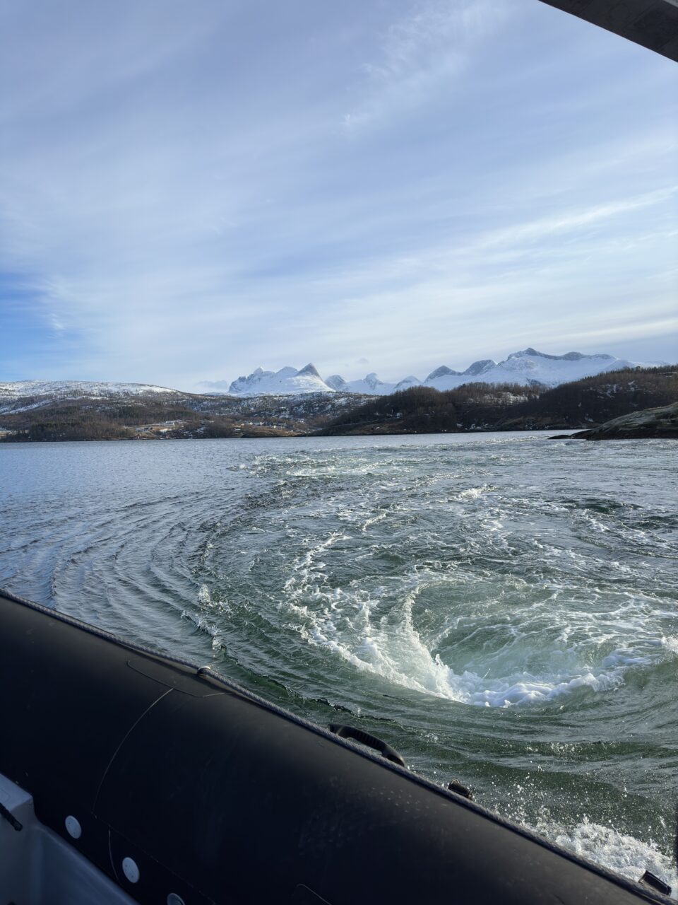 Sterk strøm i vannet. Foto