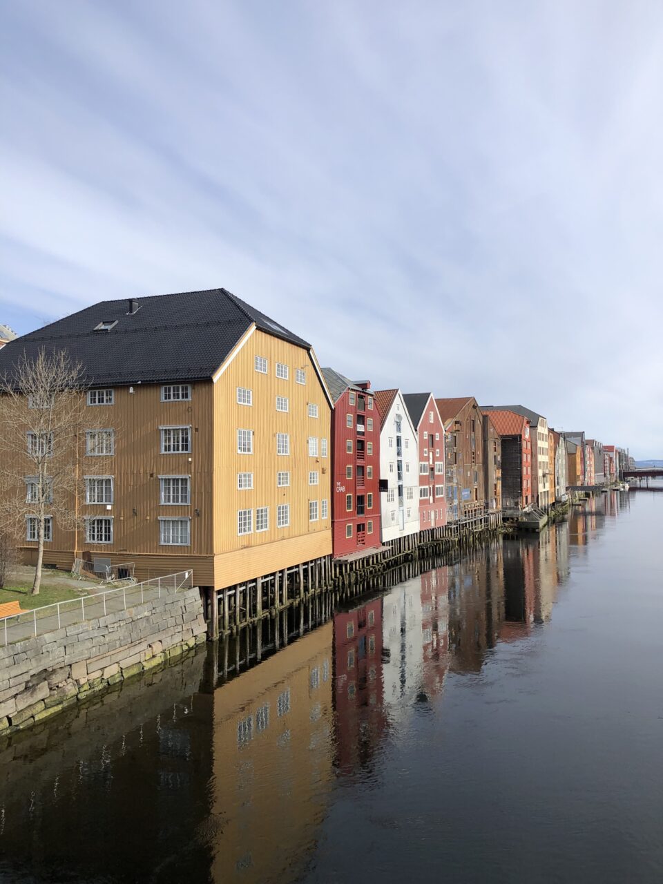 Fargerike trehus på rekke og rad. Foto