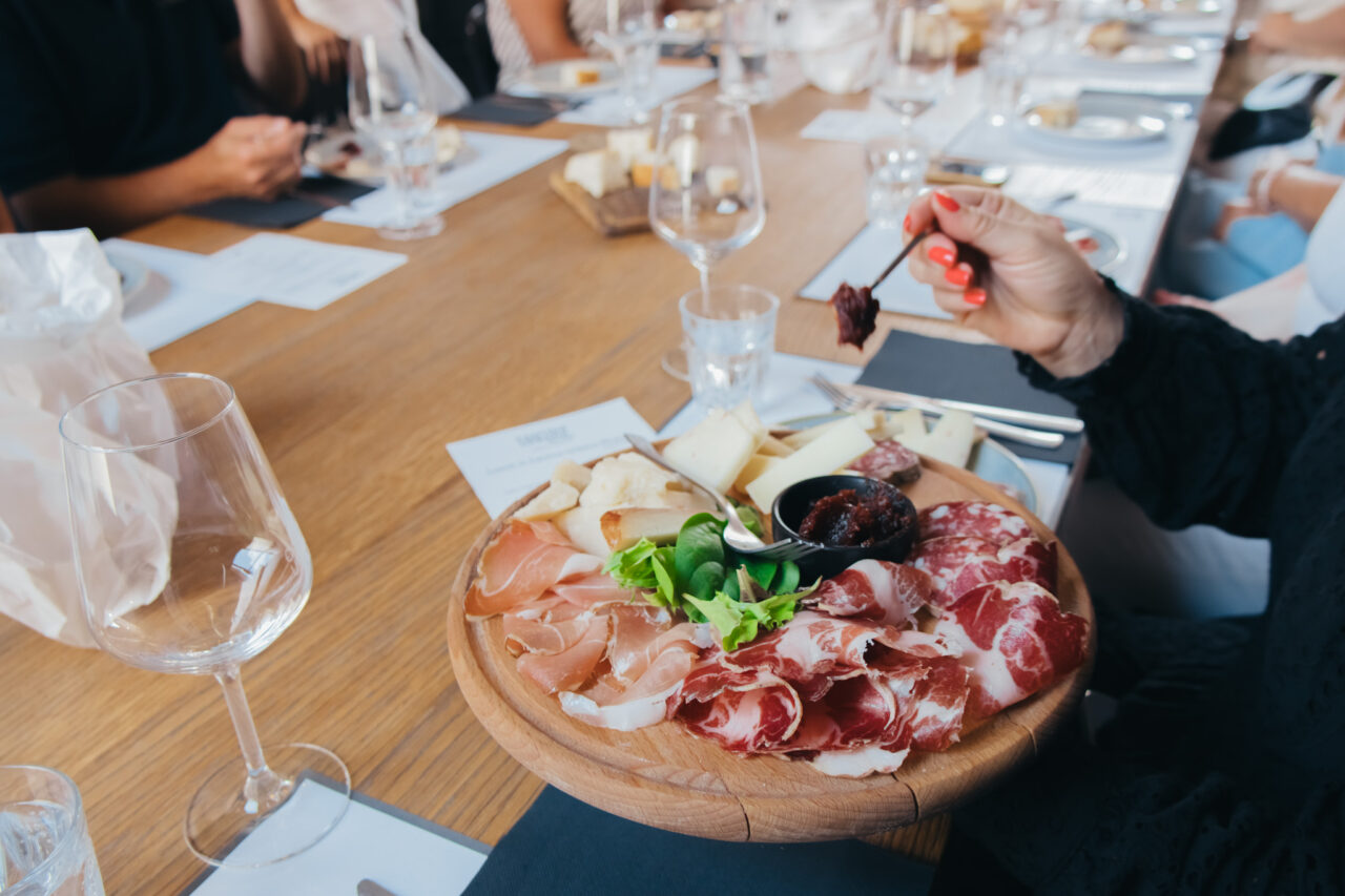 Et fat med spekeskinke, salami, italienske oster og syltetøy. Foto