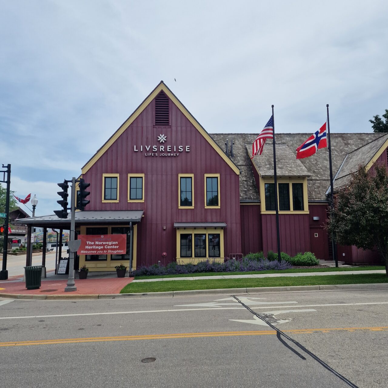 Trehus med norsk og amerikansk flagg utenfor. Foto