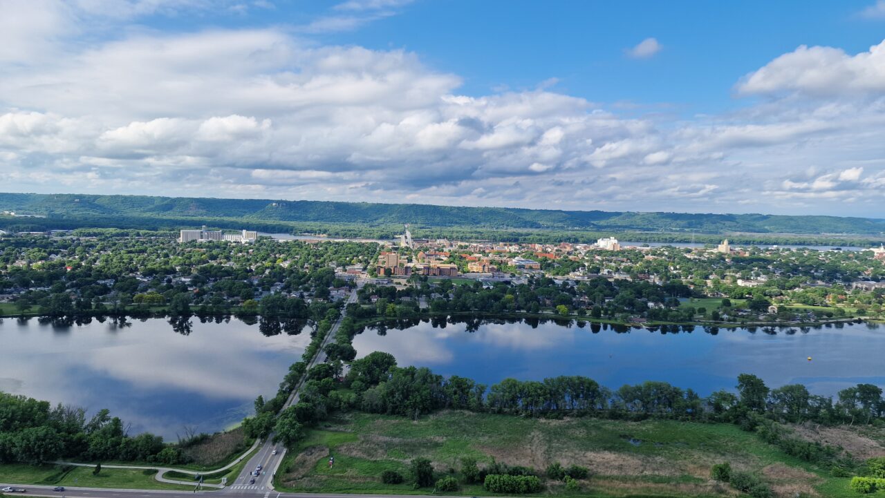 Utsikt over sjø, skog og bebyggelse. Foto