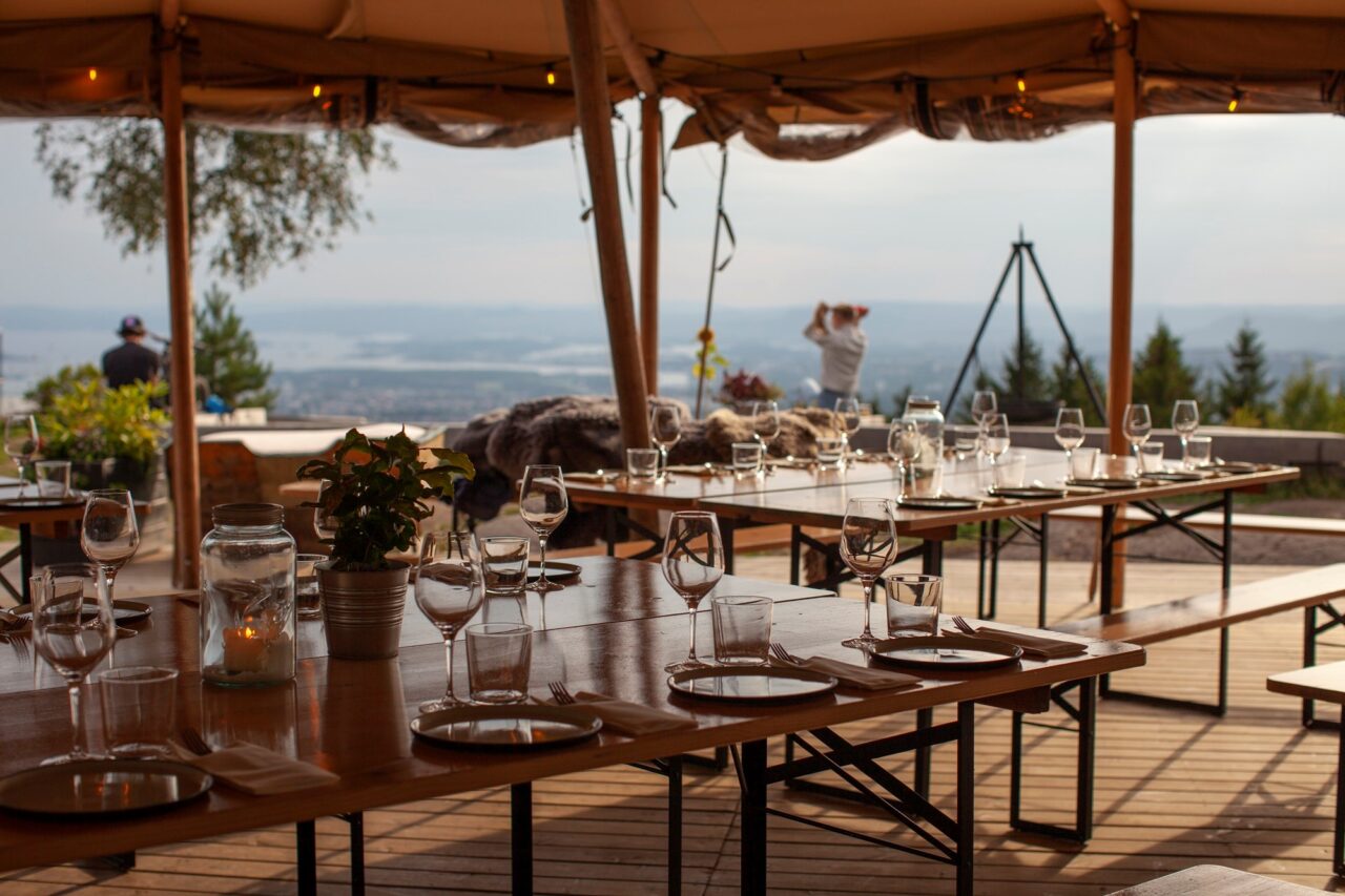 Dekkede langbord på terrasse med flott usikt over Oslo. Foto