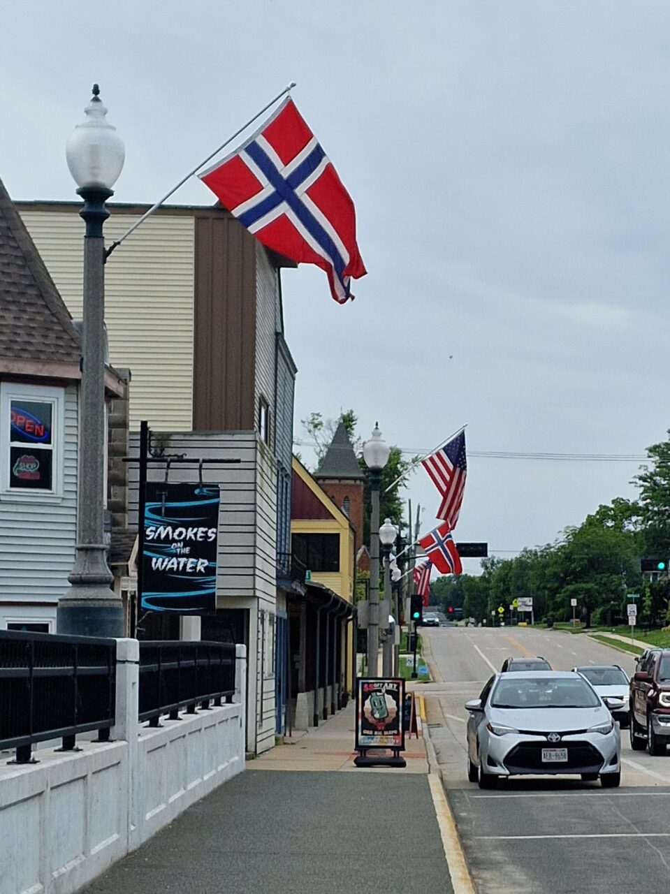 Norske flagg langs gate i USA. Foto