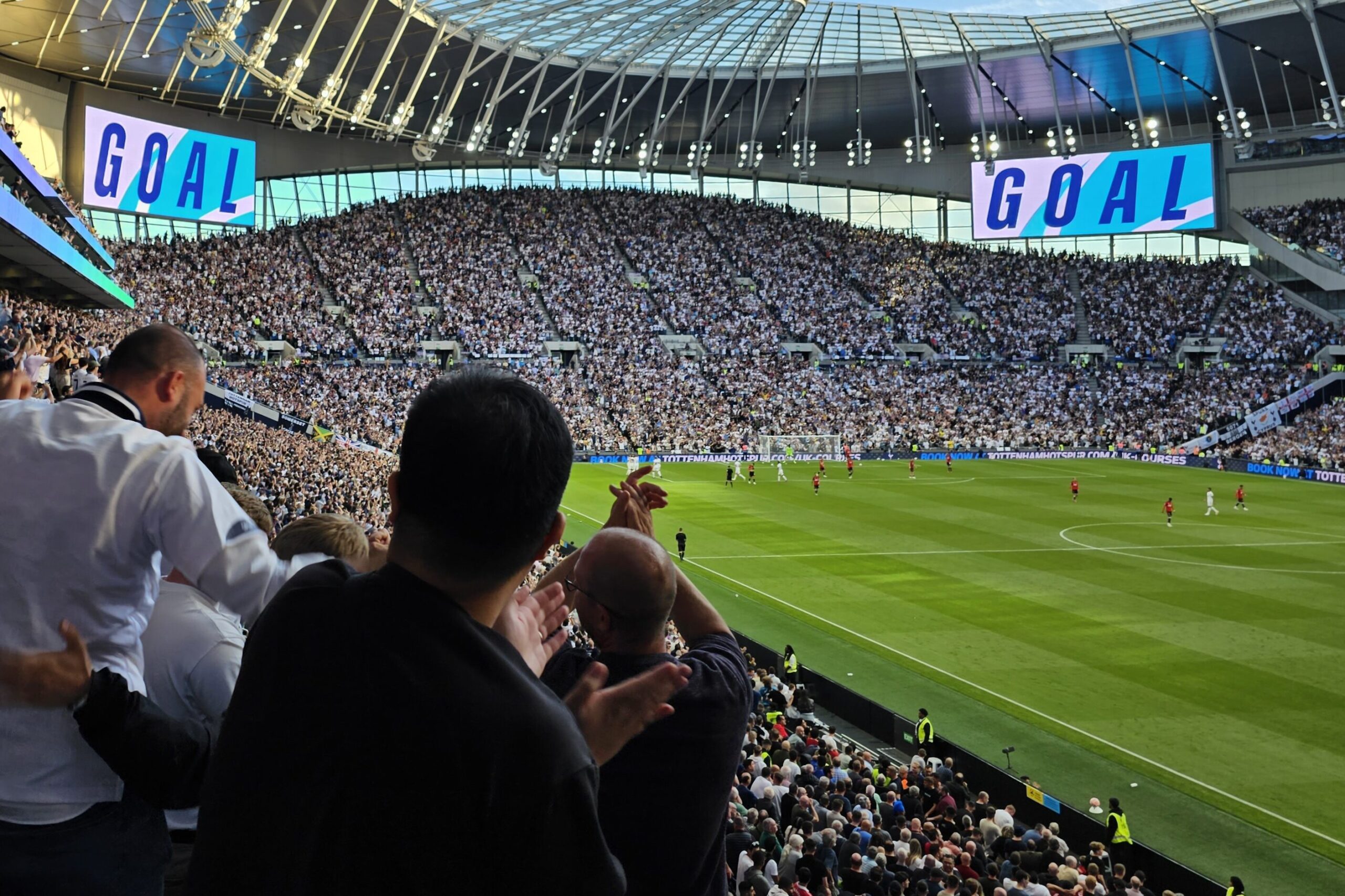 Supportere jubler på stadion etter mål. Foto