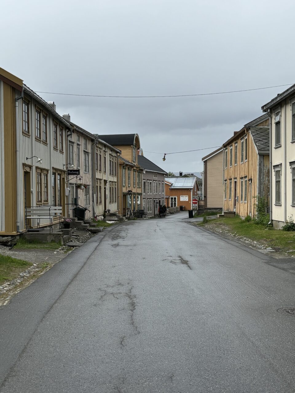 Hyggelig gate med gamle trehus på begge sider. Foto