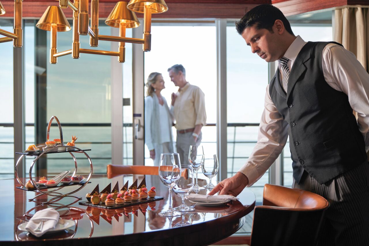 Oceania Cruises, suite life butler, par på balkong