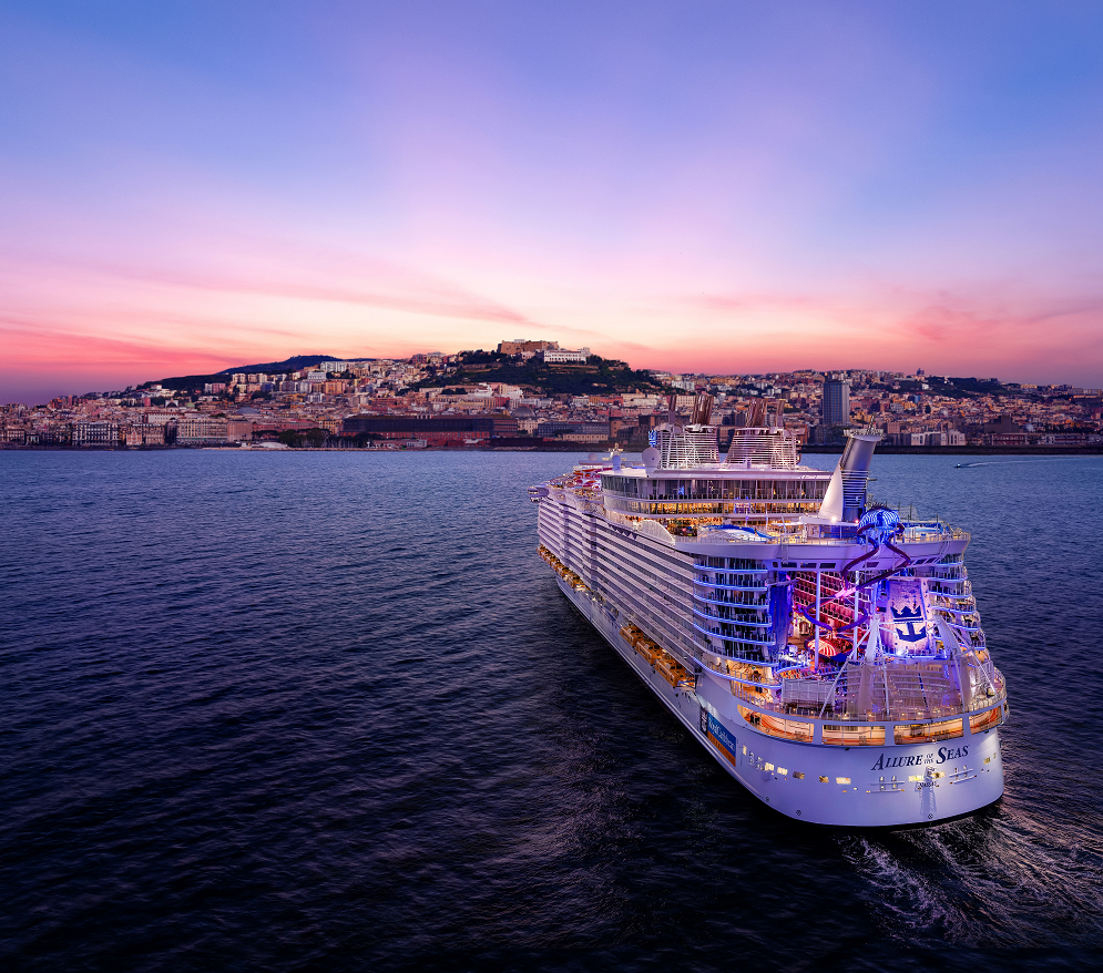 RCCL Allure of the Seas i solnedgang. Foto