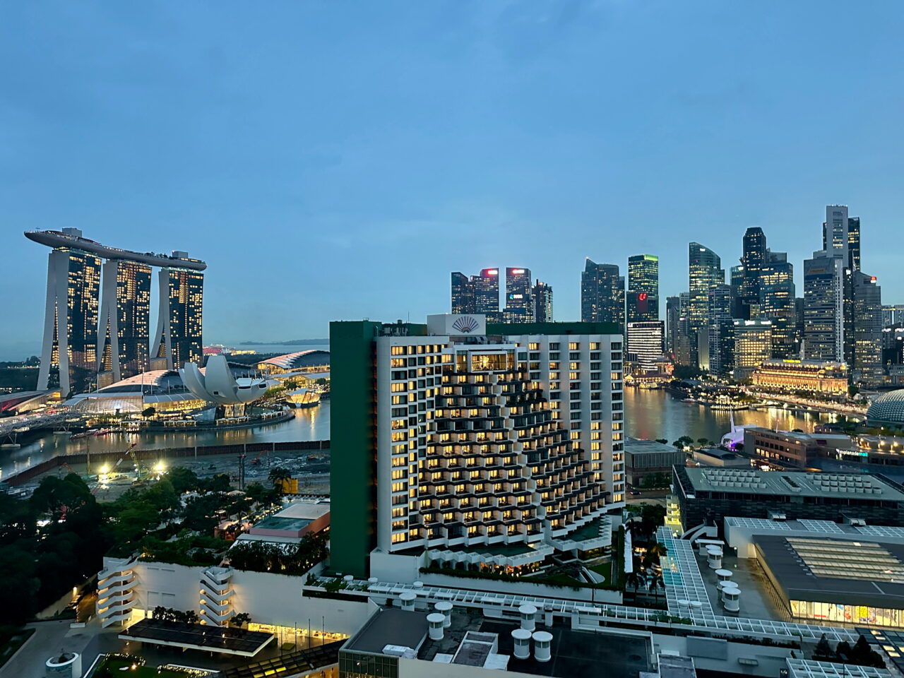 Utsikt over Marina Bay i Singapore ved skumring, med Marina Bay Sands og byens skyskrapere i bakgrunnen. Foto