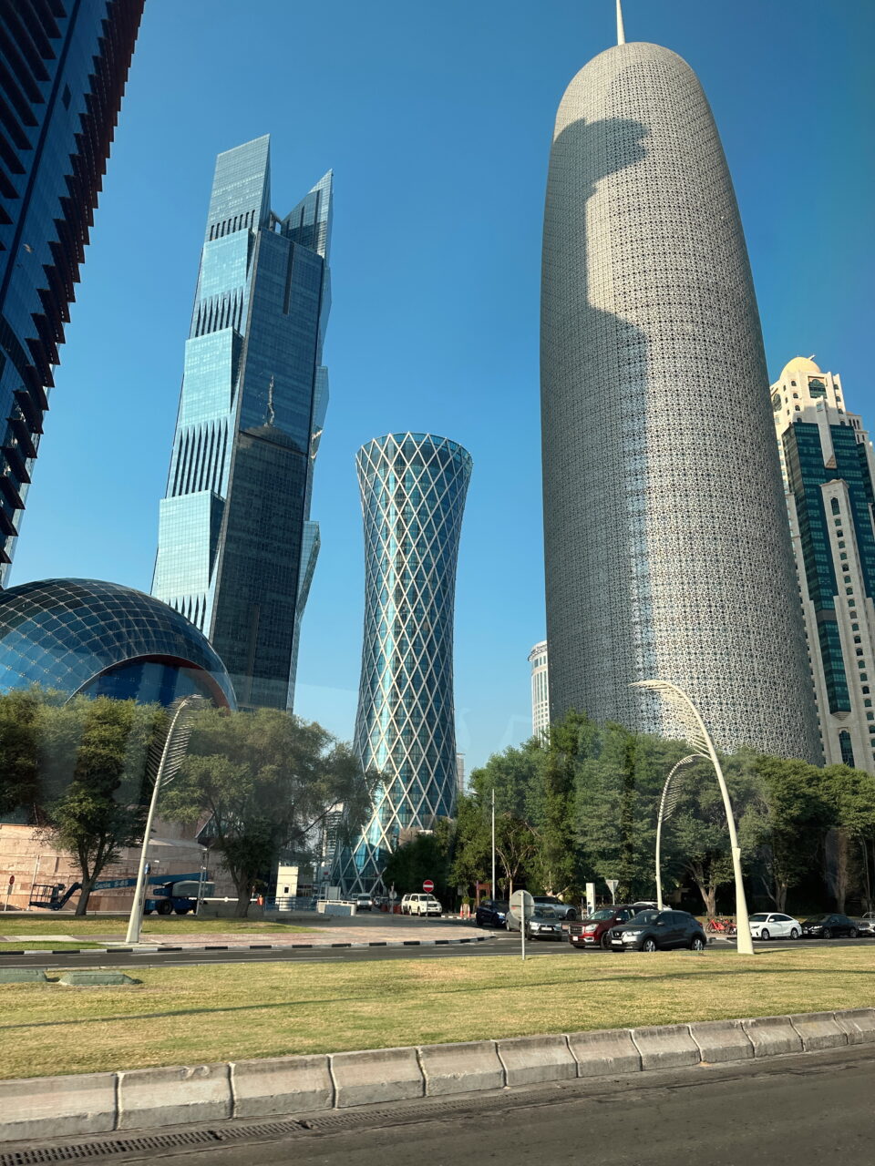 Skyskrapere i Doha, spiralformet og oval arkitektur. Foto