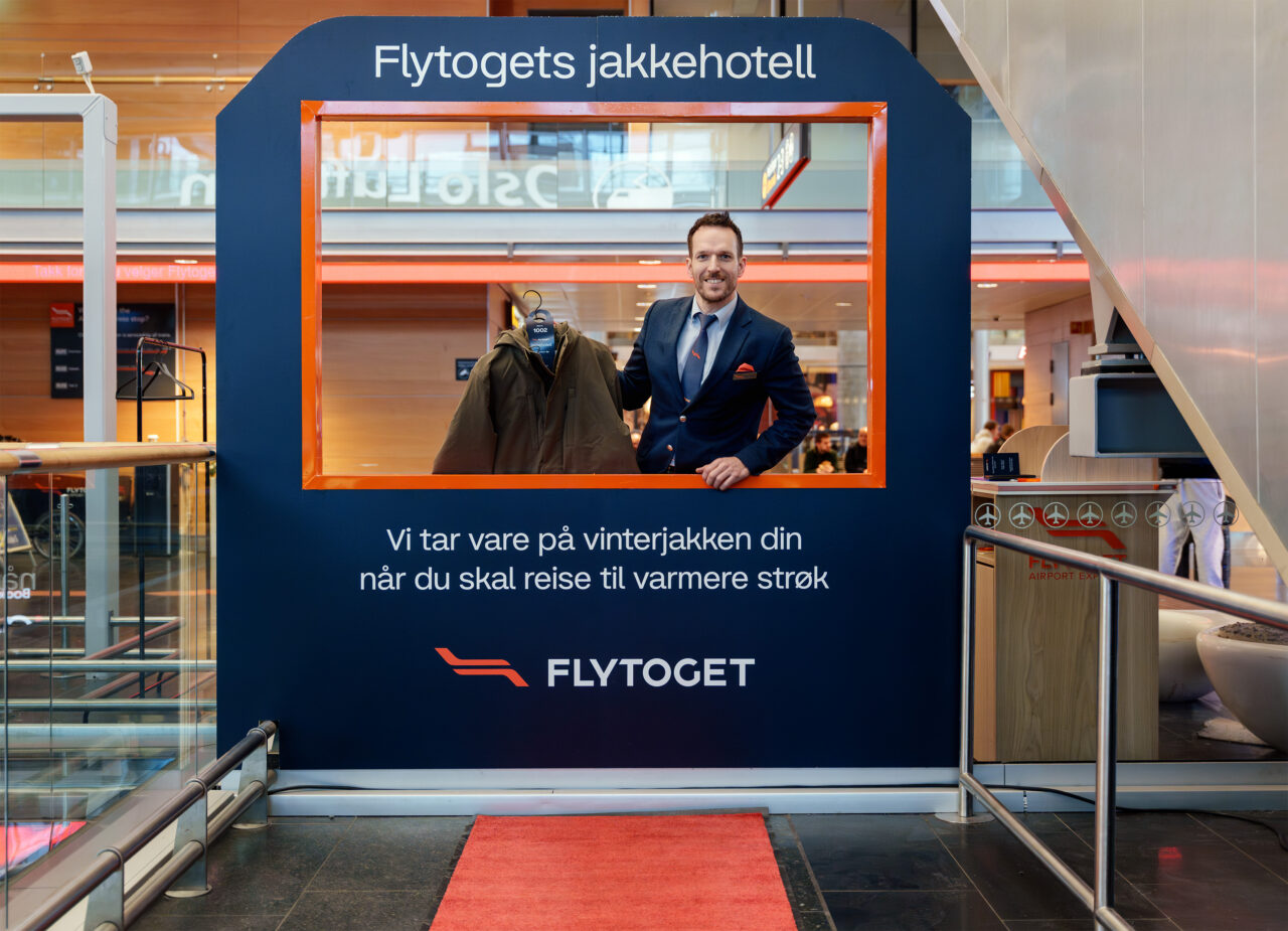 En mann står i Flytogets Jakkehotell. Foto